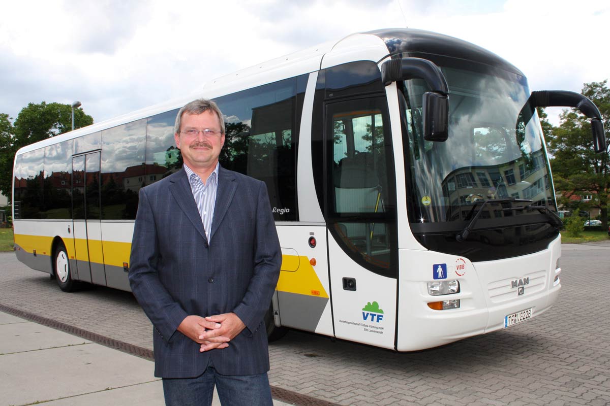 2009-Geschatsfueher-Volker-Fleischer-vor-MAN-Bus-der-VTF