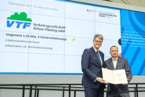 Übergabe des Fördermittelbescheids von Bundesverkehrsminister Patrick Schnieder an die VTF mbH, vertreten durch Stefan Schwarz (Abb. Frank Schroth)